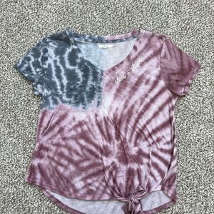 Patriotic “Stars and Stripes” Tie-Dye V-Neck T-Shirt with Knot Detail